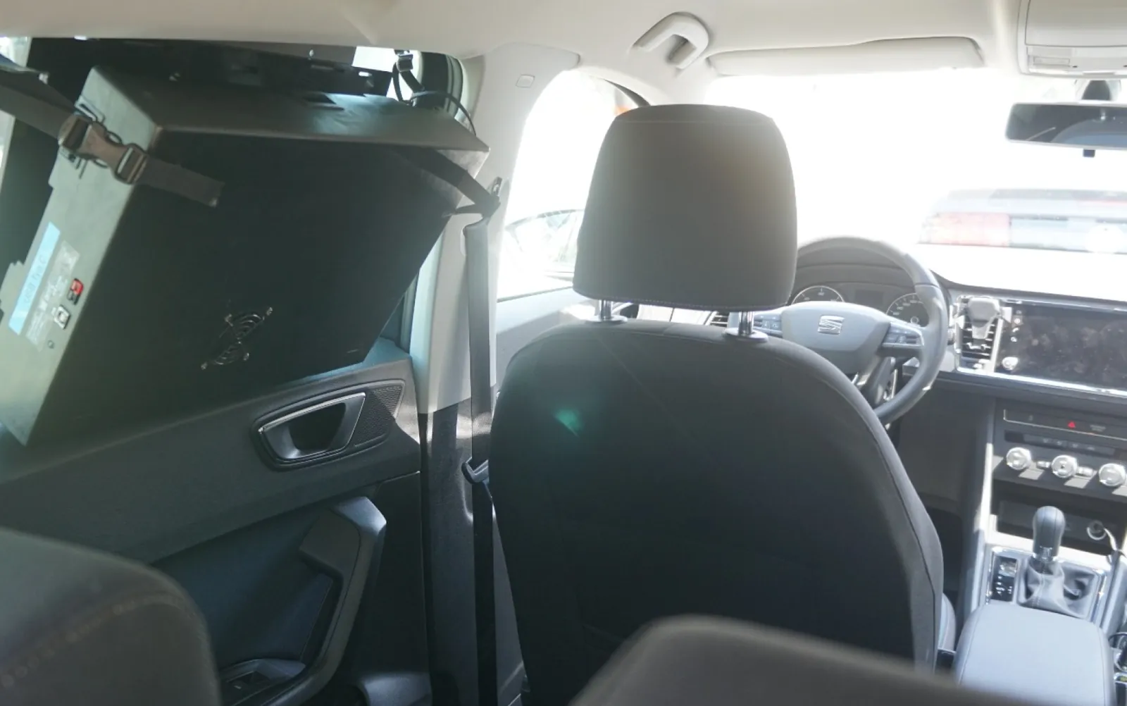 Attenuation box mounted at the rear car window