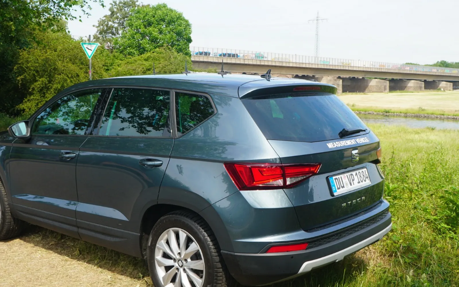 Perform ES measurement vehicle with roof antennas
